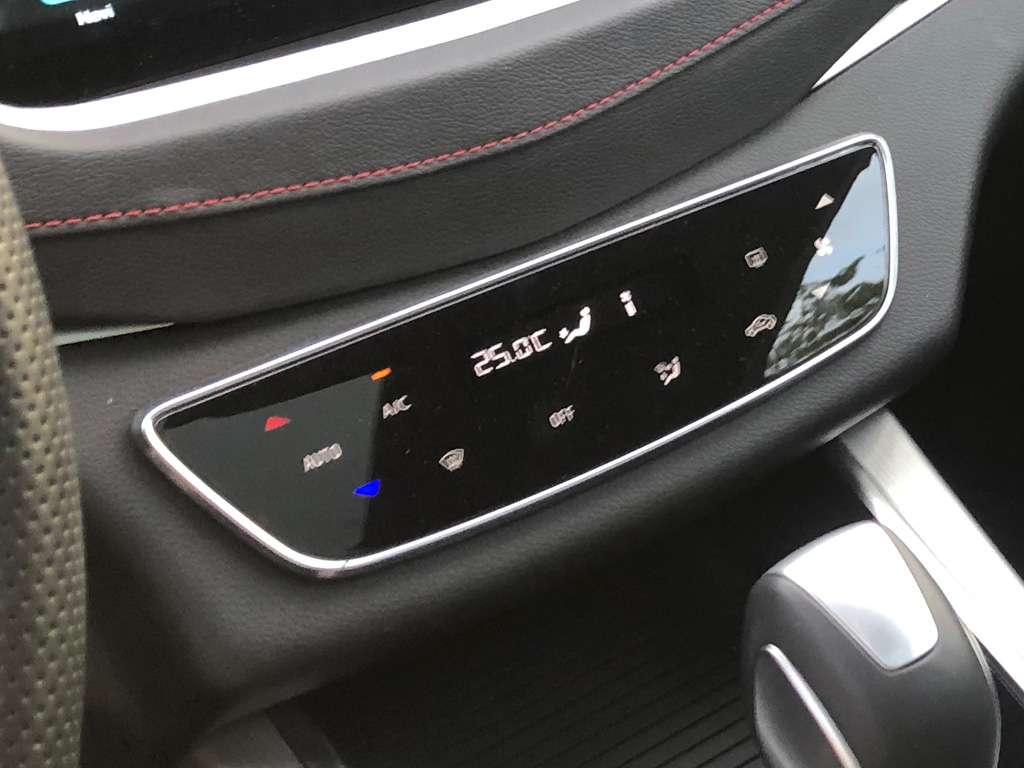 Interér vozu SWM G1F - Automatická klimatizace